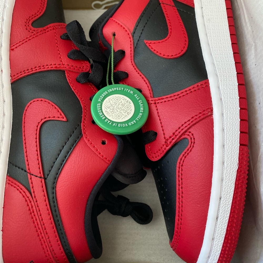 Air Jordan 1 Low, Size 4.0 (Girls)